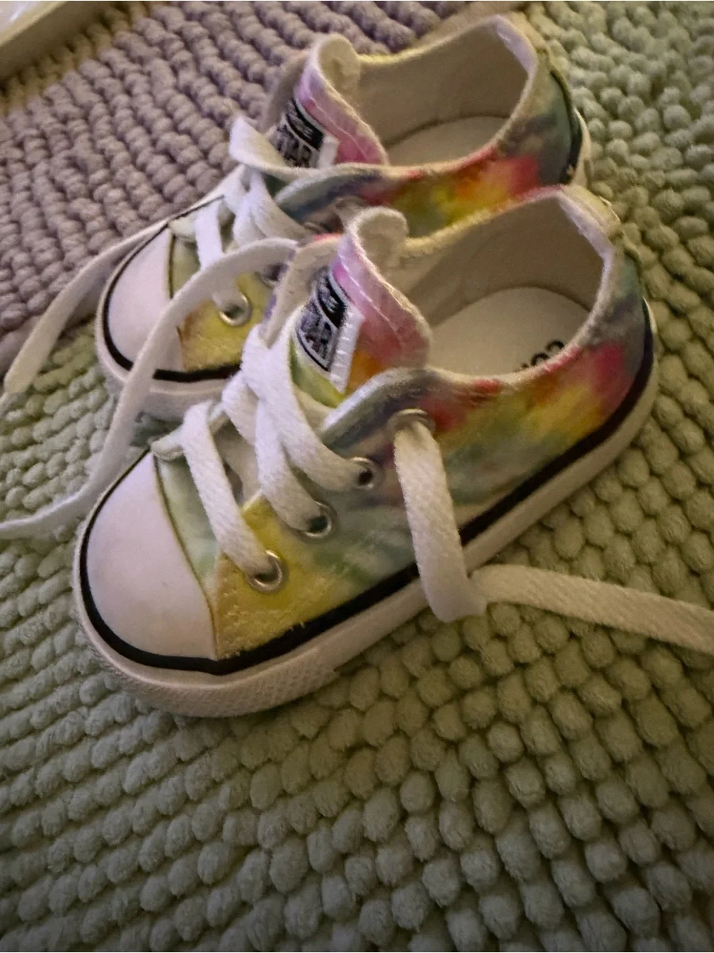 Converse Kids Low Top Tie-Dye Sneakers - White with Rainbow Accents size 4!